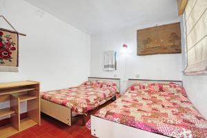 a room with two beds and a desk in it at Atico con doble terraza Jerica in Jérica
