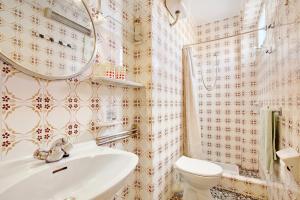 ヘリカにあるAtico con doble terraza Jericaのバスルーム(洗面台、トイレ、鏡付)