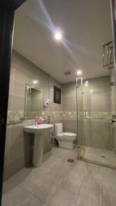 y baño con lavabo, aseo y ducha. en فندق بوابة العالية, en Medina