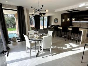 ウィルムズローにあるLuxury 4-bed home with club roomのテーブルと椅子のあるダイニングルームとリビングルーム +15枚の写真