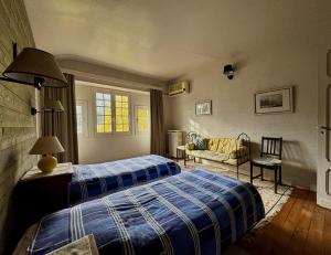 - une chambre avec deux lits et un canapé dans l'établissement Maison Etcheverria, à Argelès-Gazost