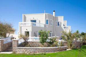 Cette villa offre une vue sur la maison. dans l'établissement Selenophile Villa, à Monolithos