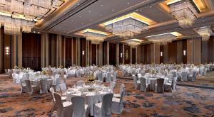 a banquet hall with white tables and chairs and chandeliers at Shangri-La Nanchang丨Adjacent to Pavilion Prince Teng Prime river view in Nanchang +103 photos