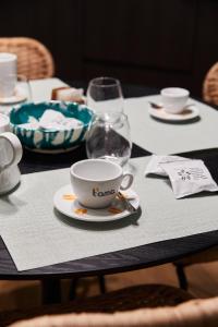 - une table avec une tasse de café sur une assiette dans l'établissement La casa che t'ama a Ruta di Camogli, à Camogli 18 autres photos