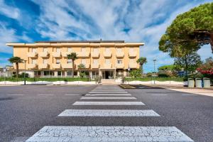 an empty parking lot with a large building at Junior Family Hotel in Cavallino-Treporti