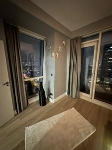 a living room with a view of a city skyline at Kartal Lüks Daire in Istanbul