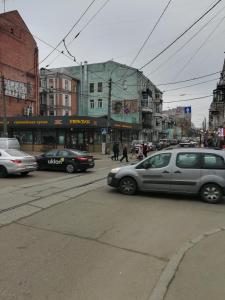 a busy city street with cars driving down the street at Квартира целиком Киев Подол метро Контрактовая площадь in Kyiv