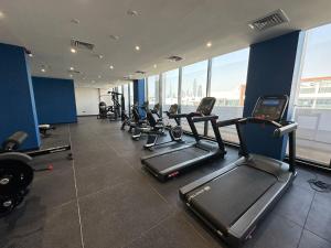 Fitness centrum a/nebo fitness zařízení v ubytování EasyGo - Azizi Riviera 14 Studio Garden View