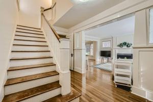 una escalera en una casa con paredes blancas y suelo de madera en Prime Location walk to attractions w Free Parking, en Seattle