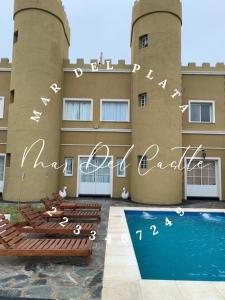 馬德普拉塔的住宿－Mar Del Castle，一座带游泳池的建筑和一家酒店