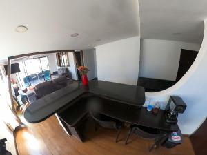 un gran piano negro en la sala de estar en Casa Tranquila en Bogotá