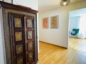 an empty room with a wooden door and a chair at Fly Inn Apartment Berlin in Schönefeld