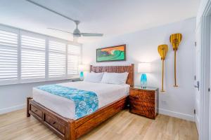 um quarto com uma cama e uma janela em Kamaole Sands 1-307 - Stunning Renovation, New AC! em Wailea