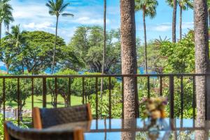 uma vista a partir da varanda de um resort com palmeiras em Kamaole Sands 1-307 - Stunning Renovation, New AC! em Wailea