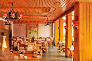 ห้องอาหารหรือที่รับประทานอาหารของ Hôtel Vacances Bleues Les Chalets du Prariand