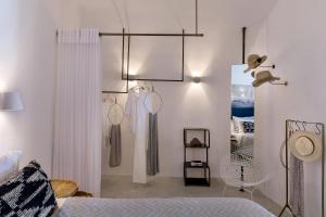 A bed or beds in a room at 3 Caves by Caldera Houses