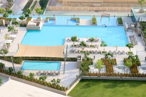 Výhled na bazén z ubytování Livbnb Suites - Lavish 2BR w/ Burj Khalifa Views & Near Dubai Mall nebo okolí