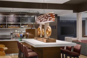 Kuchyň nebo kuchyňský kout v ubytování Courtyard by Marriott Mahwah