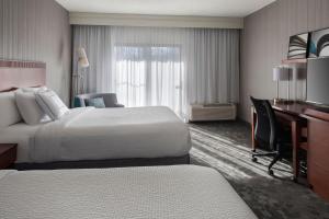 Postel nebo postele na pokoji v ubytování Courtyard by Marriott Mahwah