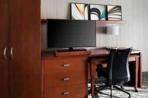 TV a/nebo společenská místnost v ubytování Courtyard by Marriott Mahwah