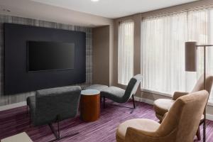 TV a/nebo společenská místnost v ubytování Courtyard by Marriott Mahwah