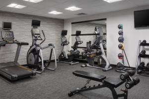 Fitness centrum a/nebo fitness zařízení v ubytování Courtyard by Marriott Mahwah