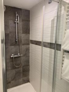 um chuveiro com uma porta de vidro na casa de banho em 15 Atelier Montorgueil Super Héros em Paris