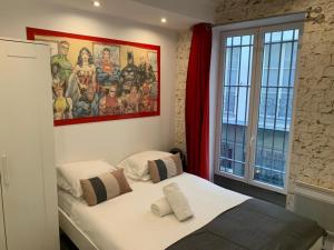 パリにある15 Atelier Montorgueil Super Hérosのベッドルーム1室(ベッド1台、大きな窓付)
