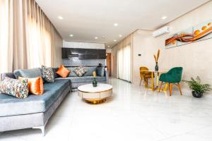 uma sala de estar com um sofá e uma mesa em Maarif Elite Suites em Casablanca