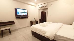 Televízia a/alebo spoločenská miestnosť v ubytovaní Hotel Tapovanam Rishikesh