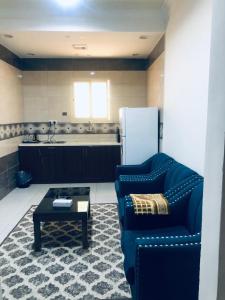 een woonkamer met een bank en een salontafel bij افضل واحد للوحدات السكنية المخدومة - بست ون in Dawadmi