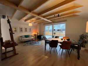 uma sala de estar com mesa e cadeiras em Gîte'appart "des cîmes et jardin" em Illkirch-Graffenstaden