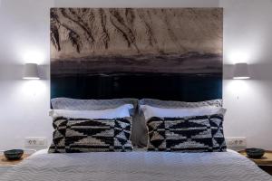 A bed or beds in a room at 3 Caves by Caldera Houses