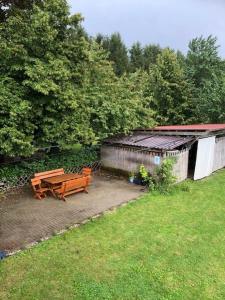 una mesa de picnic y un banco en un patio en NEU! Ferienwohnung Kippblick Schiffweiler en Schiffweiler