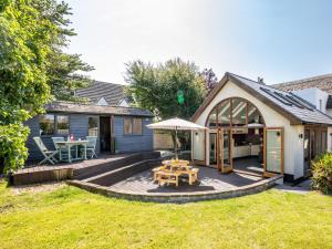 a backyard with a table and an umbrella at 4 Bed in Braunton 75574 in Braunton