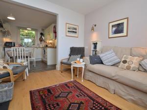 3 Bed in Bothenhampton DC160 في بريدبورت: غرفة معيشة مع أريكة وطاولة