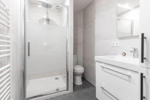 uma casa de banho branca com um WC e um lavatório em Lovely apartment for two-person em Aubervilliers