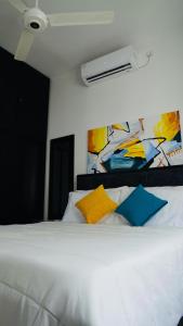 Kama o mga kama sa kuwarto sa Coco Nest Colombo Sri Lanka