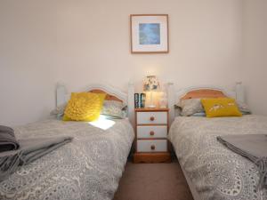 two beds sitting next to each other in a bedroom at 2 bed property in Cinderford 65670 in Little Dean