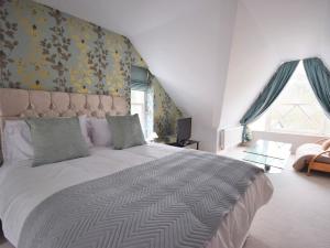 イフラクームにある4 Bed in Ilfracombe 66202のベッドルーム(大型ベッド1台、窓付)