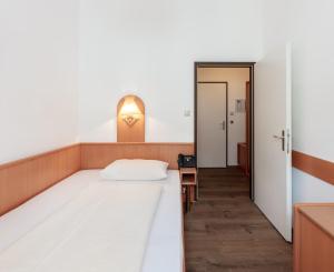 Llit o llits en una habitació de Hotel Admiral 37 fotos més