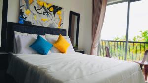 Kama o mga kama sa kuwarto sa Coco Nest Colombo Sri Lanka