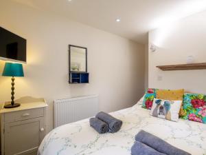1 dormitorio con 1 cama con toallas en 3 Bed in Charmouth DC080 en Charmouth