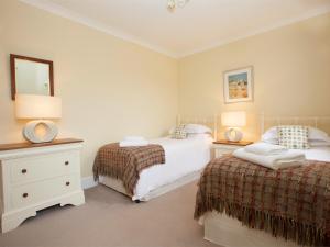 2 Bed in Howden G0113 في Saltmarshe: غرفة نوم بسريرين وخزانة ومرآة