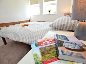 Säng eller sängar i ett rum på 1 Bed in Saltburn-by- the- Sea 75726
