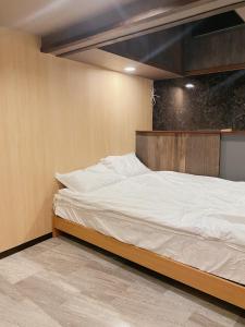 a bedroom with a large bed with a wooden headboard at Asakusa Inn 屋上バルコニー付き100m2広々快適一棟ハウス in Tokyo