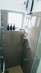 baño con ducha y puerta de cristal en Coco Nest Colombo Sri Lanka, en Malabe