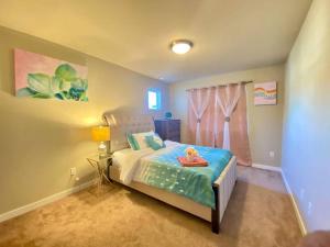 una camera da letto con un letto con un giocattolo sopra di xx Quieter Villa a Everett