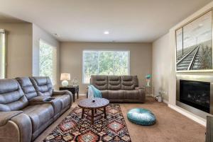 uma sala de estar com dois sofás e uma lareira em xx Quieter Villa em Everett
