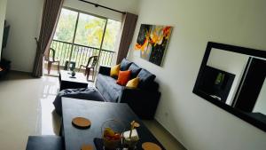 - un salon avec un canapé et une table dans l'établissement Coco Nest Colombo Sri Lanka, à Malabe
